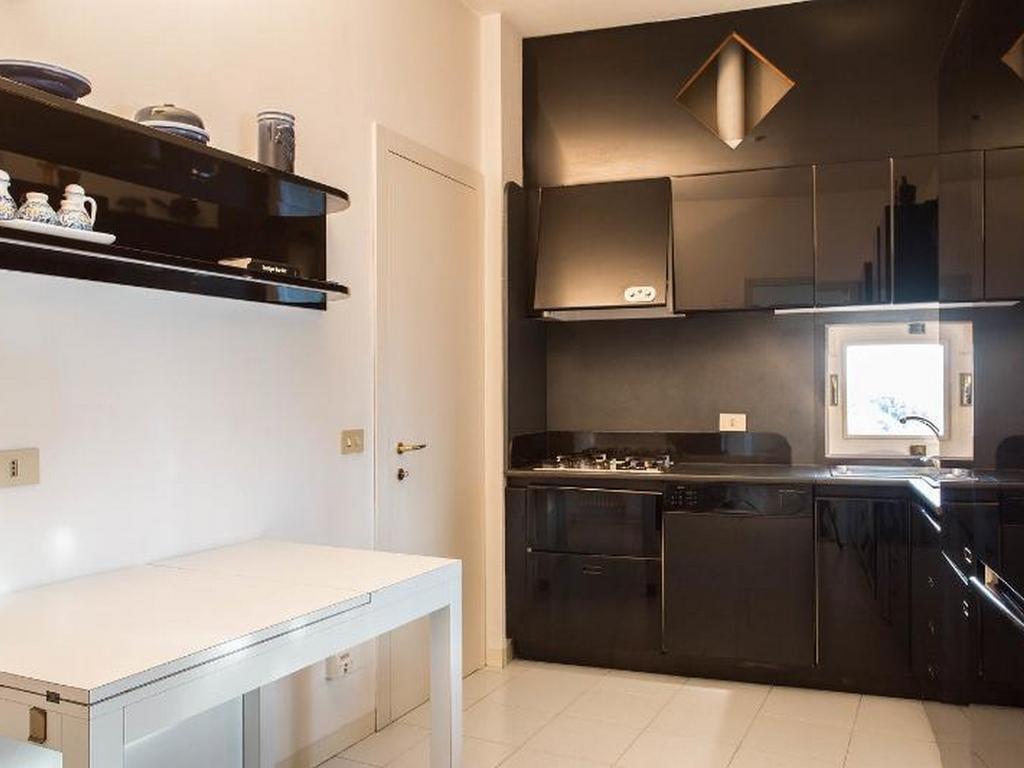 Roomy Apartment Duomo & San Babila Милан Экстерьер фото