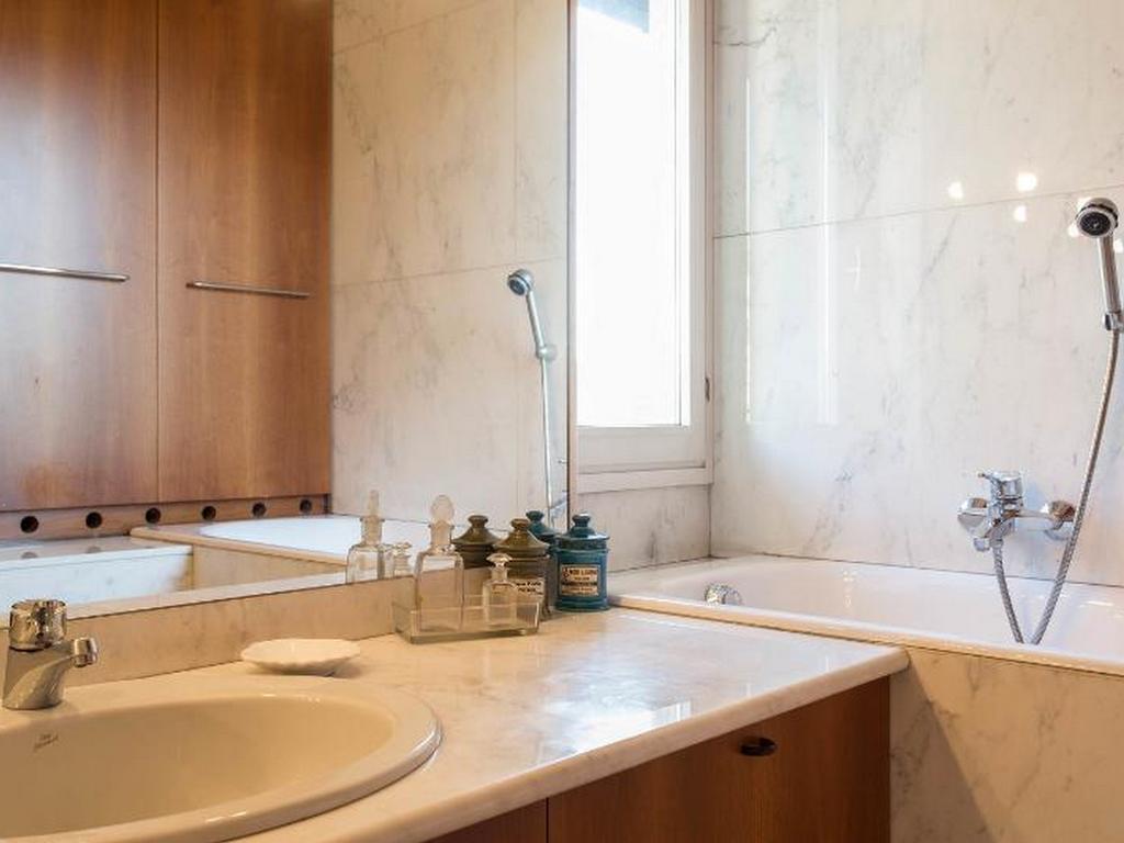 Roomy Apartment Duomo & San Babila Милан Экстерьер фото