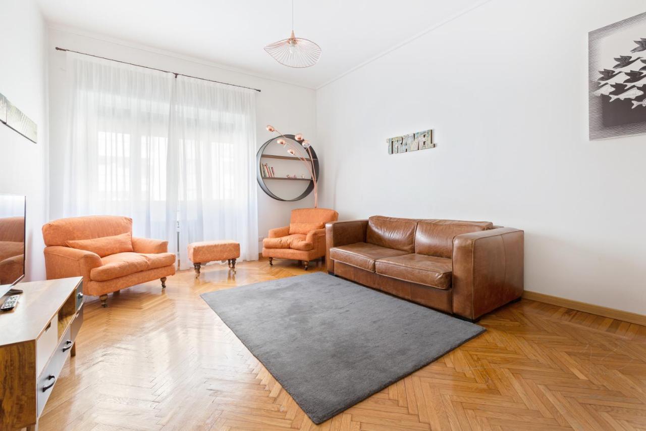 Roomy Apartment Duomo & San Babila Милан Экстерьер фото